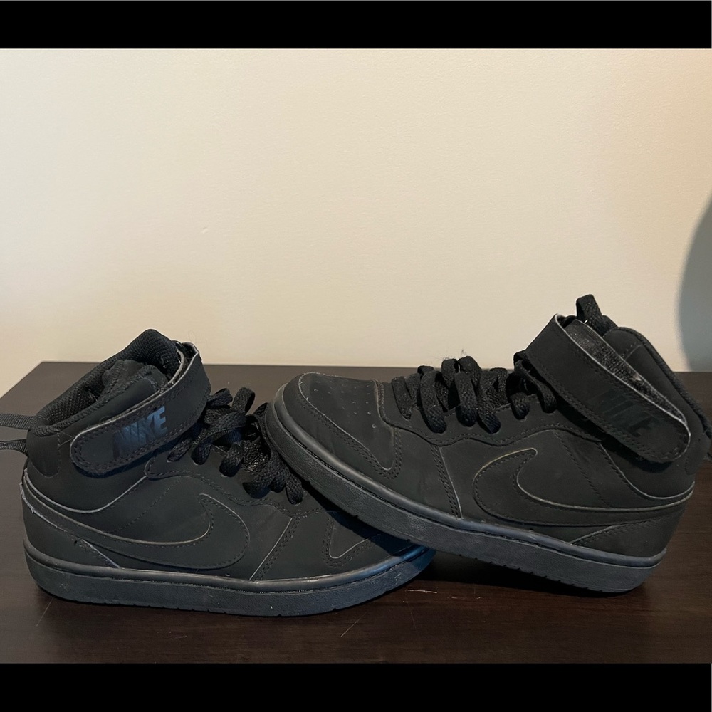 NIKE BOYS COURT BOROUGH 2 MID SNEAKER